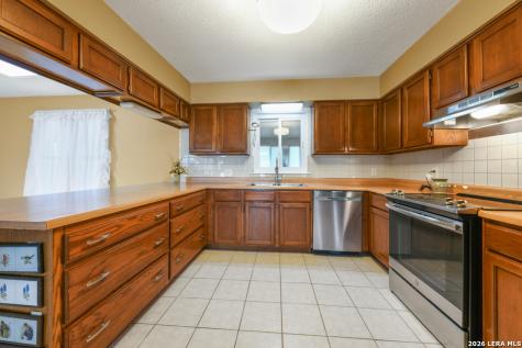 1033 E Live Oak Schertz TX 78154