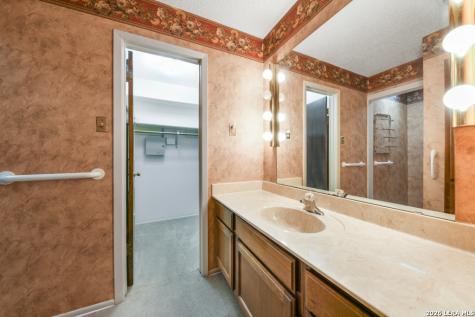 1033 E Live Oak Schertz TX 78154