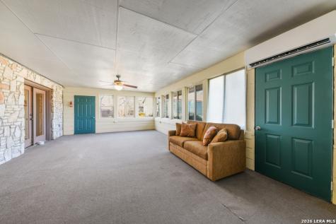 1033 E Live Oak Schertz TX 78154
