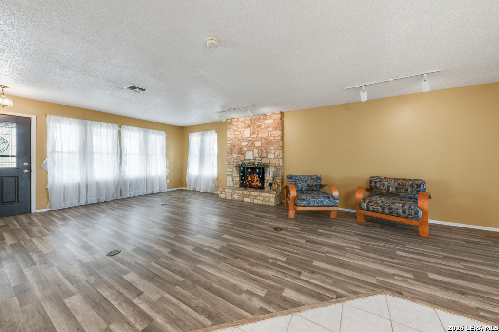 1033 E Live Oak Schertz TX 78154
