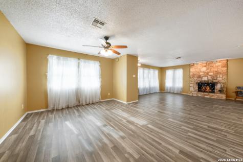 1033 E Live Oak Schertz TX 78154