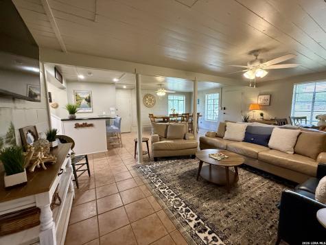 1391 Highway 39 Ingram TX 78025