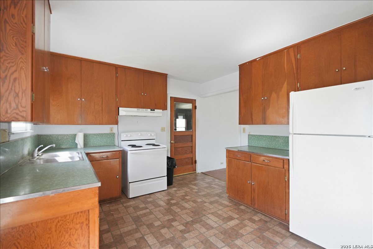 112 Charles Street George West TX 78022