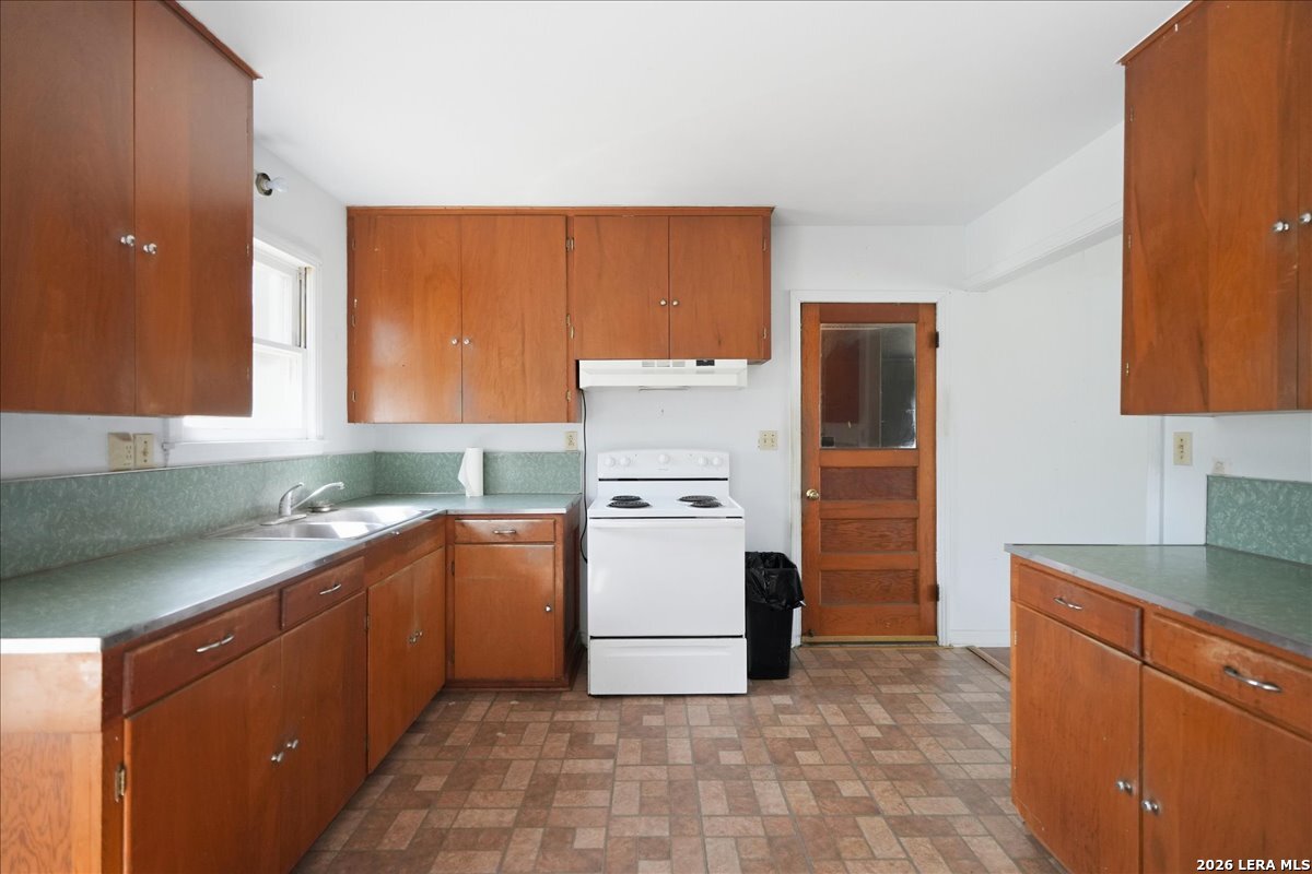 112 Charles Street George West TX 78022
