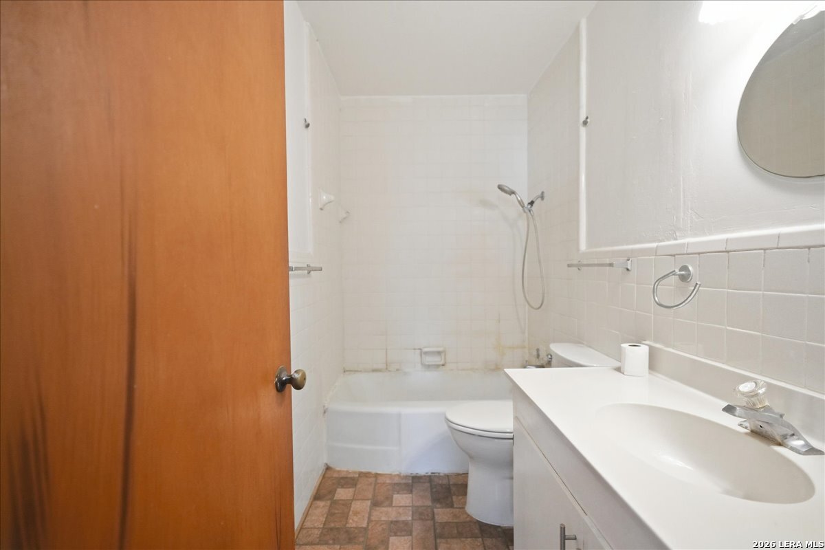 112 Charles Street George West TX 78022