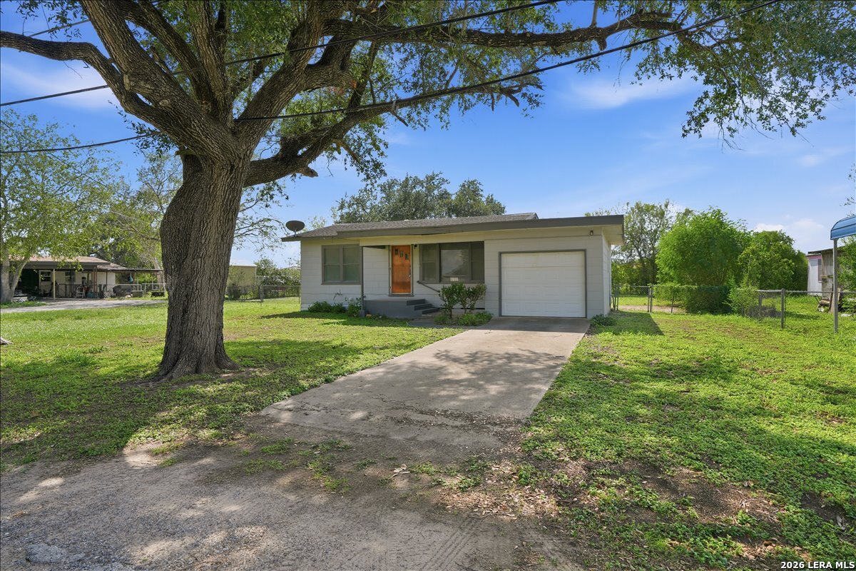 112 Charles Street George West TX 78022