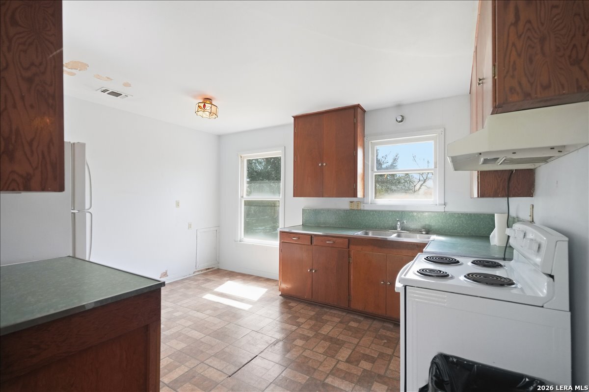 112 Charles Street George West TX 78022