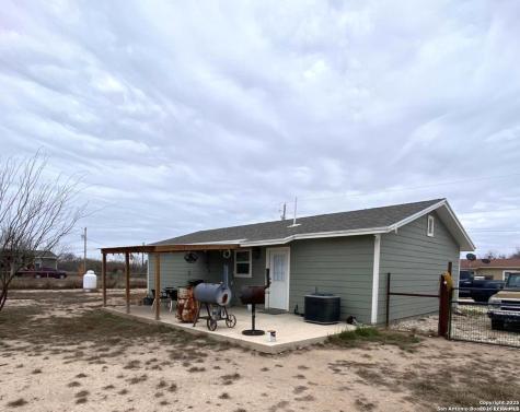 563 N Miller Avenue La Pryor TX 78872