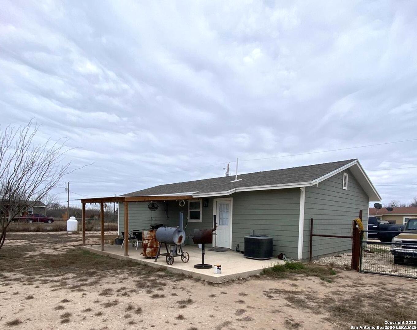 563 N Miller Avenue La Pryor TX 78872