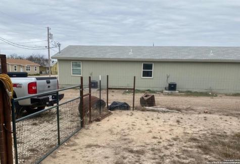 563 N Miller Avenue La Pryor TX 78872
