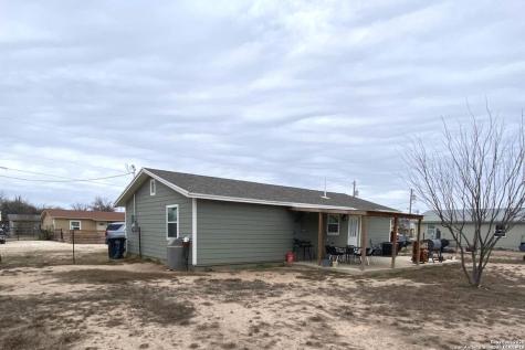 563 N Miller Avenue La Pryor TX 78872
