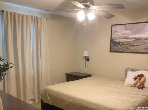 563 N Miller Avenue La Pryor TX 78872
