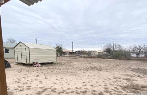 563 N Miller Avenue La Pryor TX 78872
