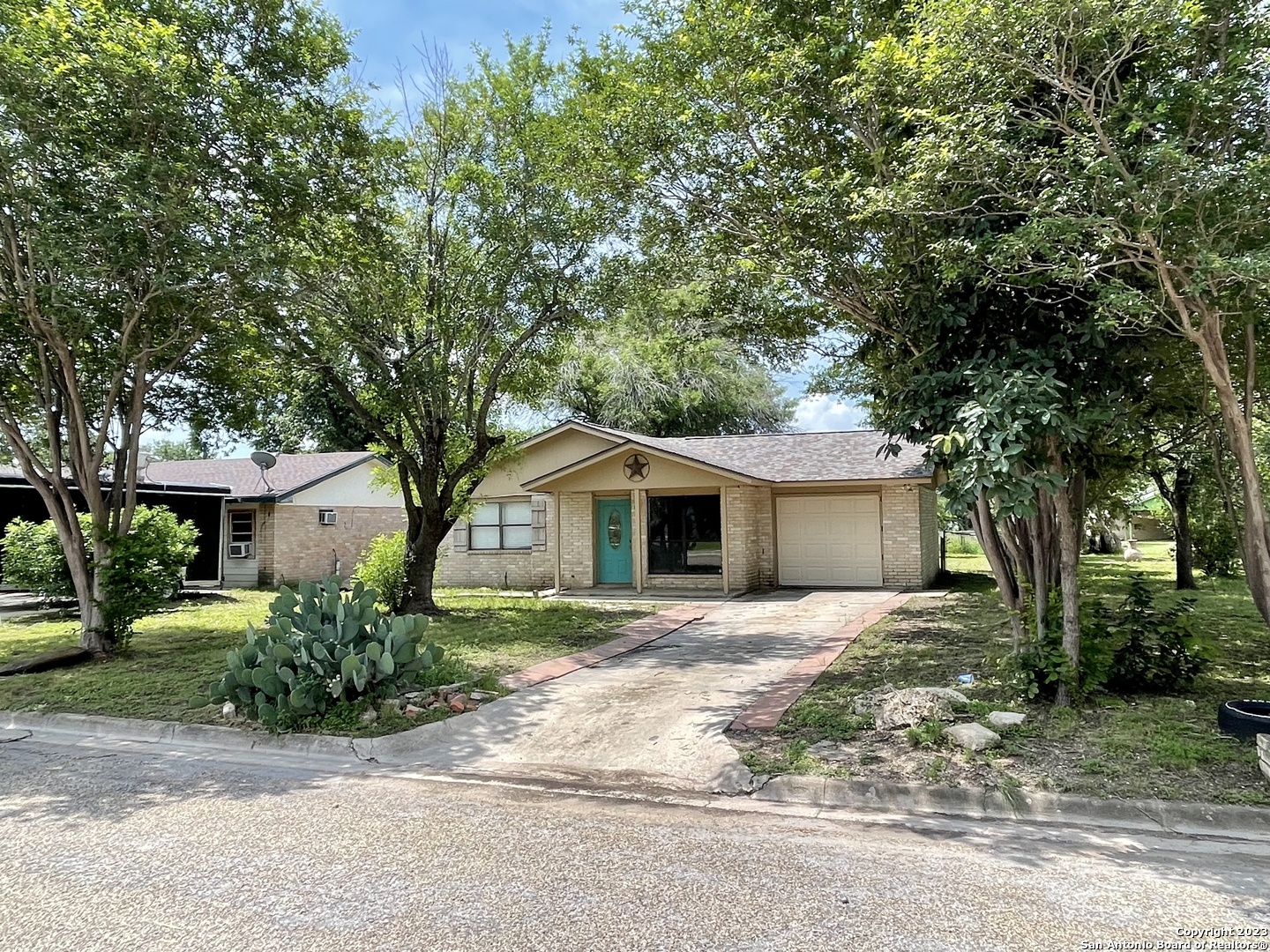 2207 20th Street Hondo TX 78861