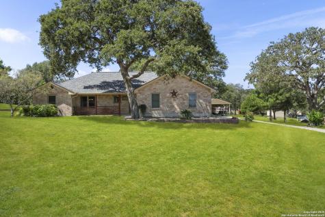1233 Hillside Oaks Drive La Vernia TX 78121