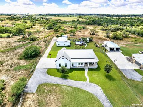 149 County Road 256 Floresville TX 78114