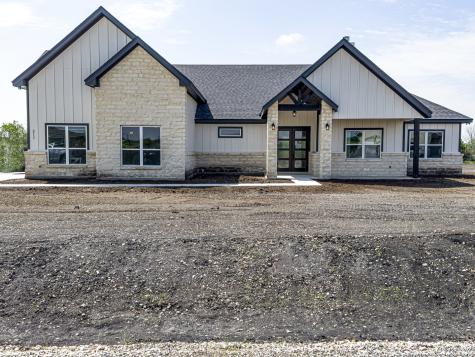 317 Farmhouse Marion TX 78124