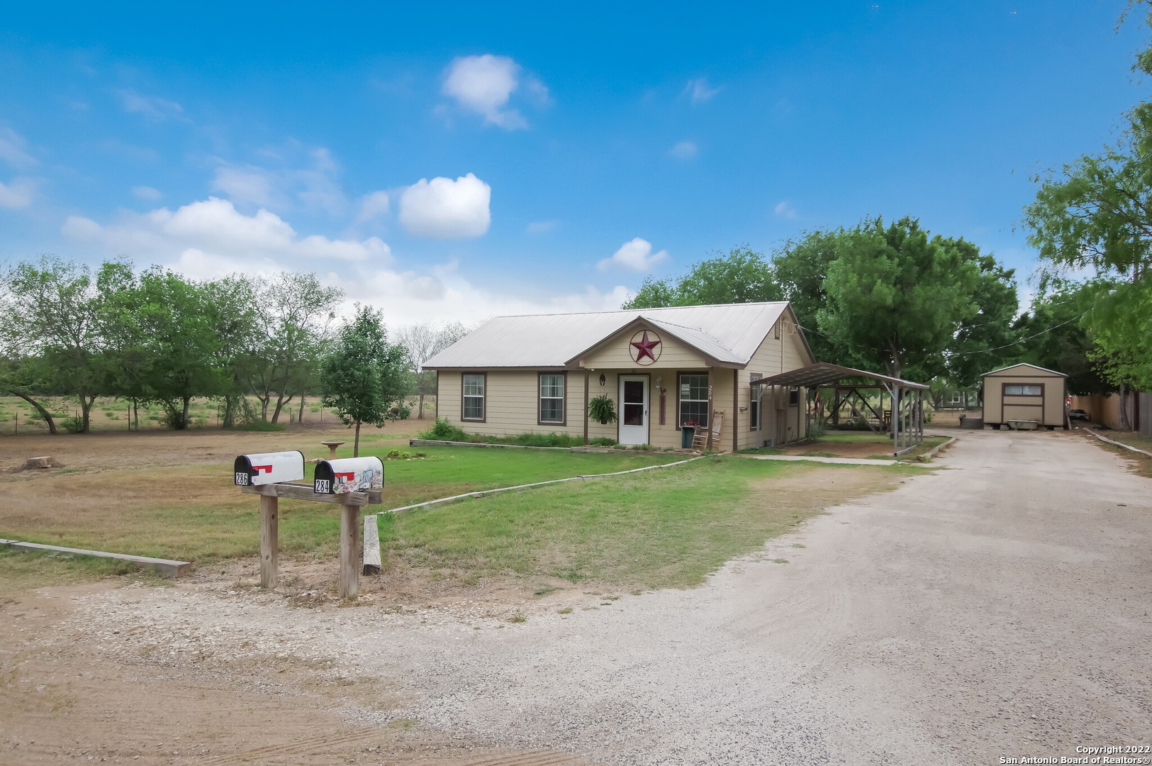 284 County Road 7710 Devine TX 78016