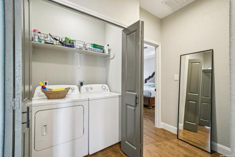 128 Parkcrest Floresville TX 78114