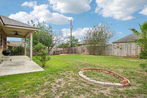 128 Parkcrest Floresville TX 78114