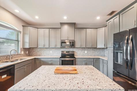 128 Parkcrest Floresville TX 78114