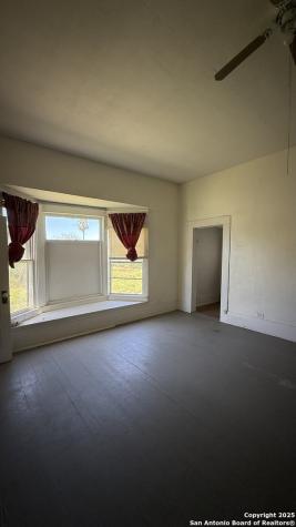 306 N 10th Carrizo Springs TX 78834