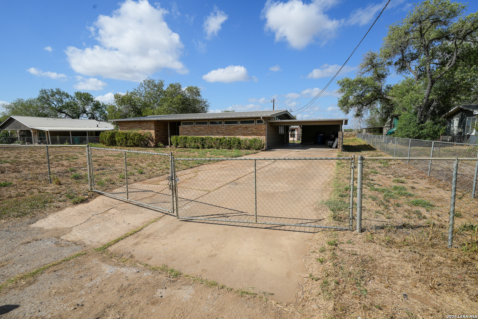 664 S Edwards Avenue Charlotte TX 78011