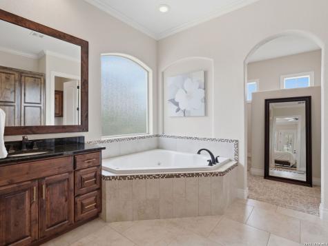 324 Valley Lodge New Braunfels TX 78132