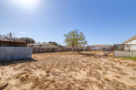 303 19th Carrizo Springs TX 78834