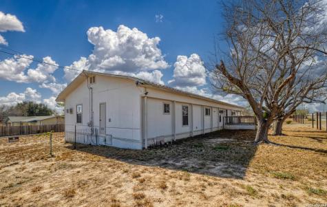 303 19th Carrizo Springs TX 78834