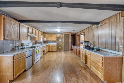 303 19th Carrizo Springs TX 78834