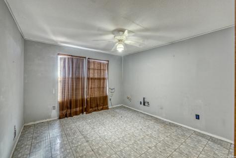 303 19th Carrizo Springs TX 78834