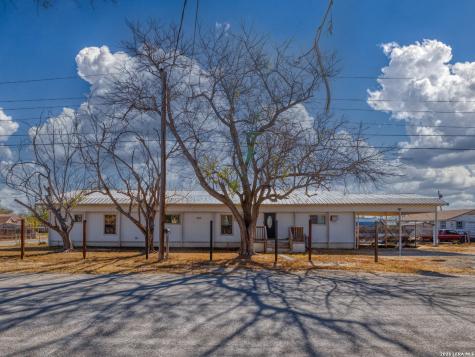 303 19th Carrizo Springs TX 78834