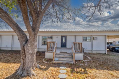 303 19th Carrizo Springs TX 78834