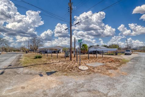 303 19th Carrizo Springs TX 78834