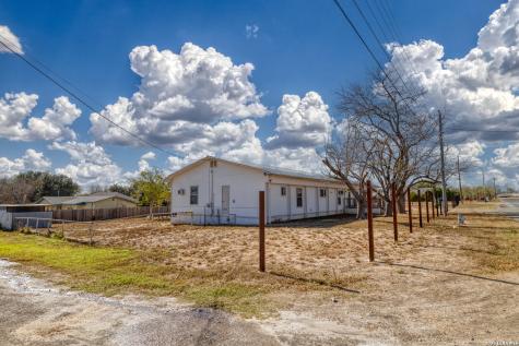 303 19th Carrizo Springs TX 78834
