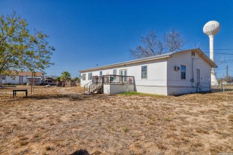 303 19th Carrizo Springs TX 78834