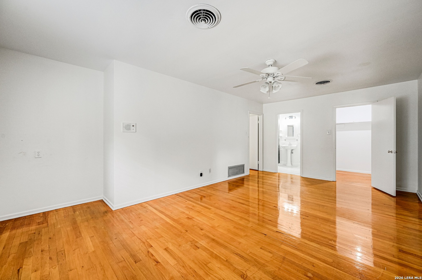 155 William Classen Hollywood Park TX 78232