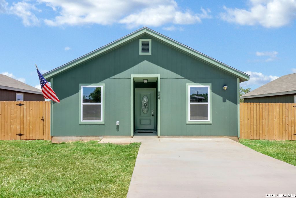 806 E 6th Street Nixon TX 78140