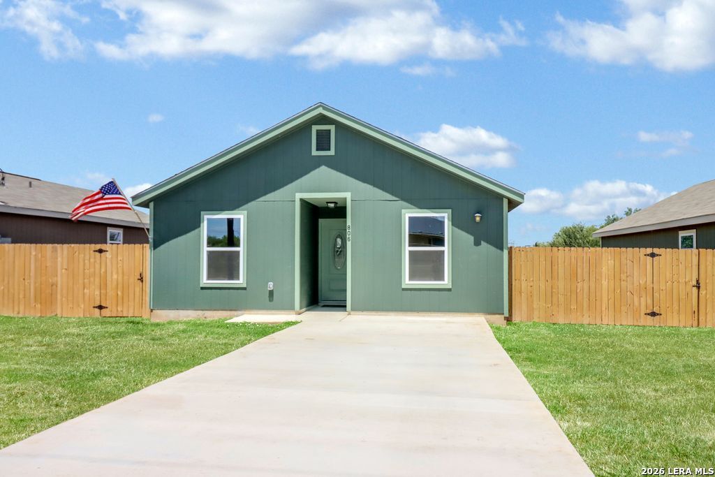 806 E 6th Street Nixon TX 78140