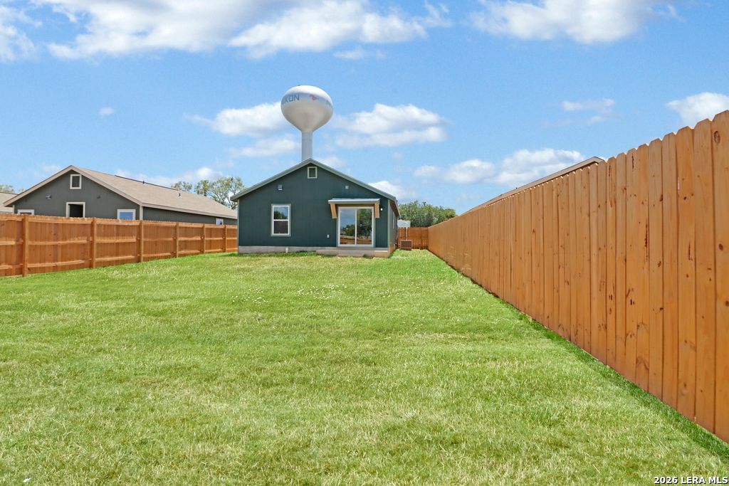 806 E 6th Street Nixon TX 78140