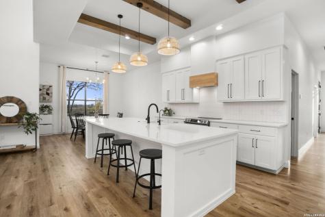 204 Oak Fields Dr., Floresville TX 78114