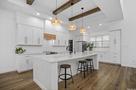 204 Oak Fields Dr., Floresville TX 78114