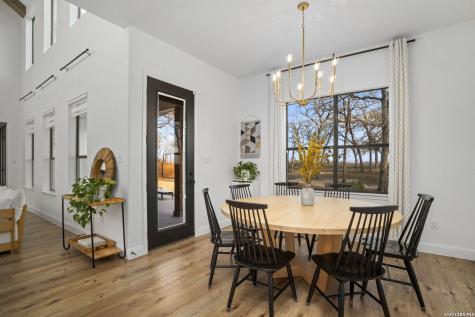 204 Oak Fields Dr., Floresville TX 78114