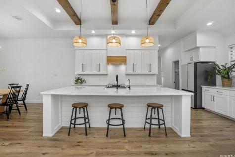 204 Oak Fields Dr., Floresville TX 78114