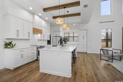 204 Oak Fields Dr., Floresville TX 78114