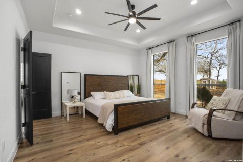 204 Oak Fields Dr., Floresville TX 78114