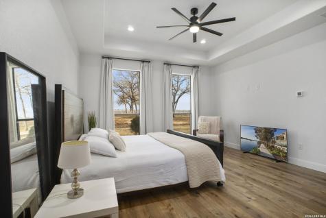 204 Oak Fields Dr., Floresville TX 78114