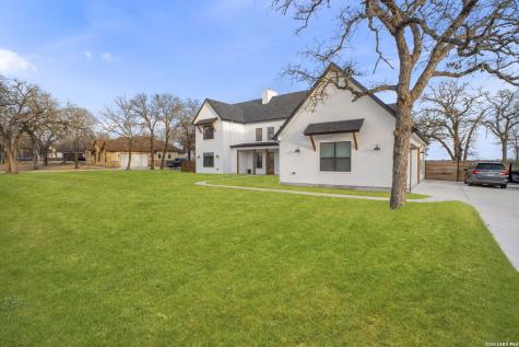 204 Oak Fields Dr., Floresville TX 78114