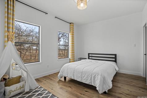 204 Oak Fields Dr., Floresville TX 78114